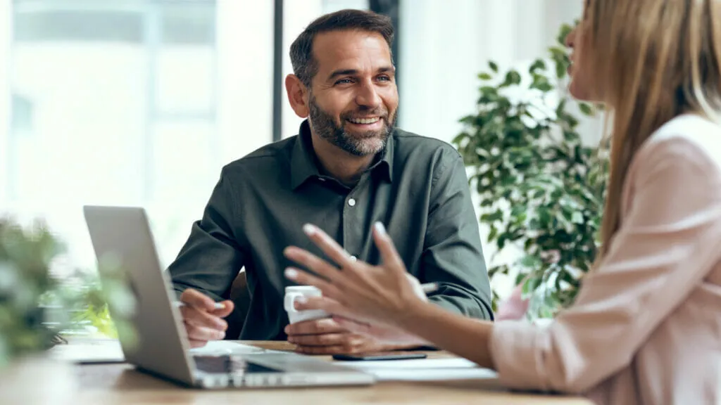 Sachverständiger in einem Sachverständigenbüro erklärt einer Kundin die Sachlage