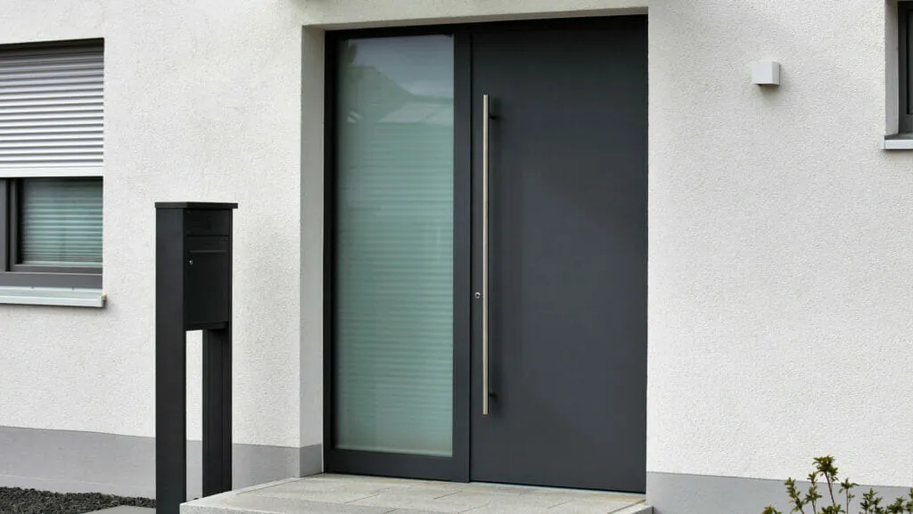 Moderne anthrazitfarbene Haustür mit Glaselement am Eingang eines Wohnhauses